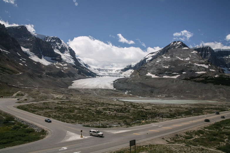 Am Athabasca-Gletscher kann man in einem Besucherzentrum eine Gletscher-Tour buchen.