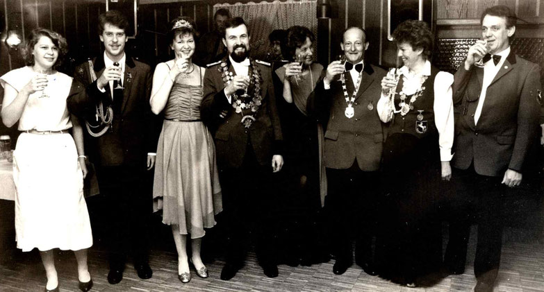 Foto: Walter Hermann / Königsball - Die amtierenden Majestäten geben sich die Ehre
