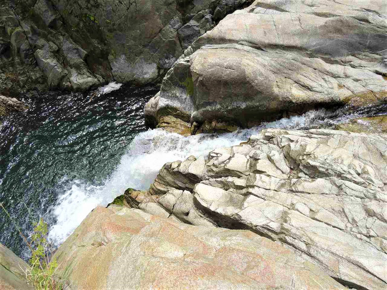 その大きな岩の横から落ちる滝