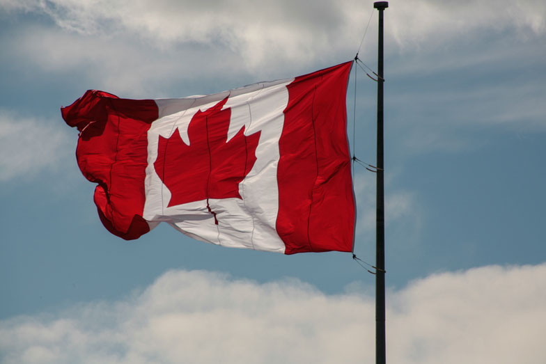 Das rote Ahornblatt (Maple Leaf) auf quadratischem weißem Grund ist seit 1965 die Flagge Kanadas.