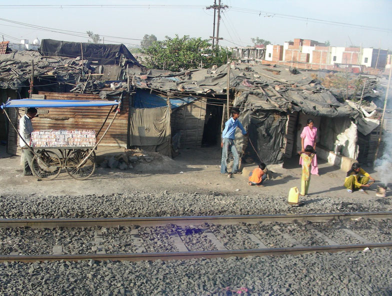 Typisches Bild - Slums entlang der Bahnstrecke