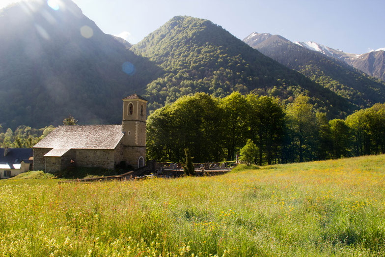 La petite église et le cimetière d'Estaing