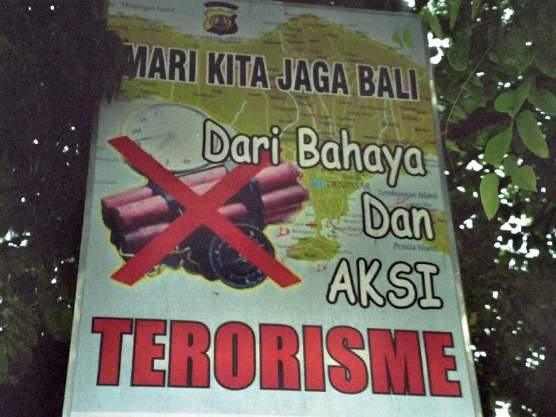 Straßenschild in Bali wohl in memory of 2002....