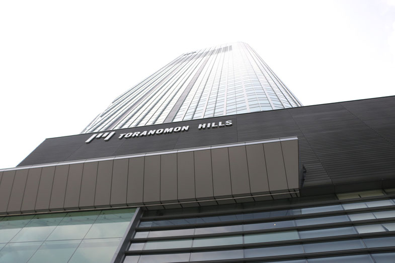 高層すぎて写真を撮るのも大変です。ちなみに52階建て(ビルの高さは都内で2位!)とのこと。