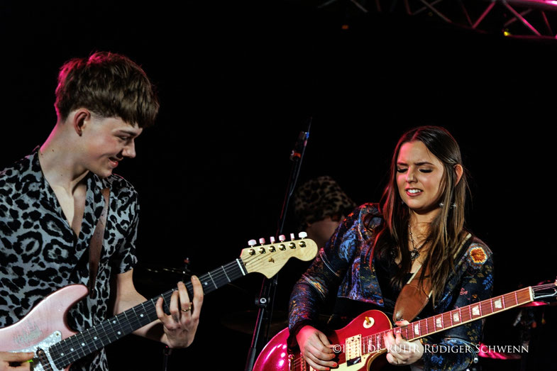 Gitarren-Duell live: Luca Holkenborg (16) trifft Ally Venable im Joker Geldern
