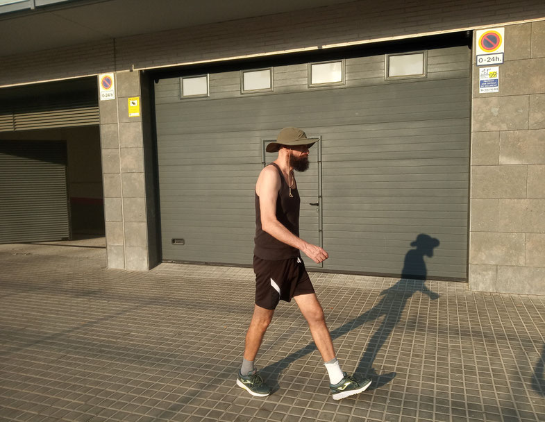 Gabe Abrahams, durante la caminata de 10 días por la costa de Cataluña. 06-2021