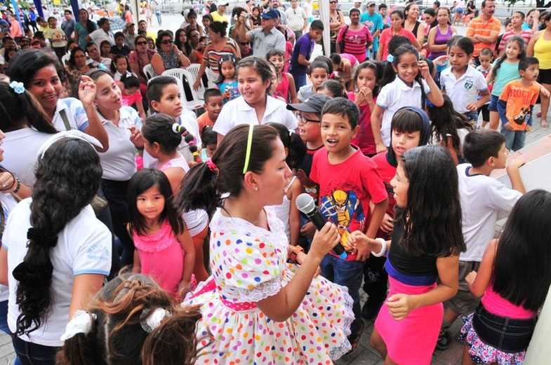 Una animadora divierte a centenas de niños reunidos en la plaza cívica de Manta, Ecuador, con motivo del Día del Niño.