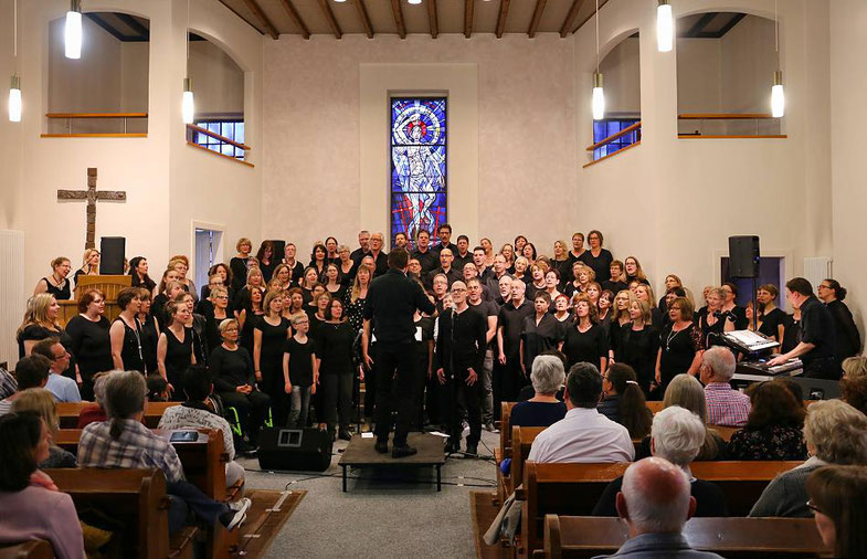 Etwa 130 Gospelenthusiasten gaben in der evangelischen Kirche in Erkelenz ein Konzert, nachdem sie einen dreitägigen Gesangsworkshop besucht hatten. FOTO: Ruth Klapproth