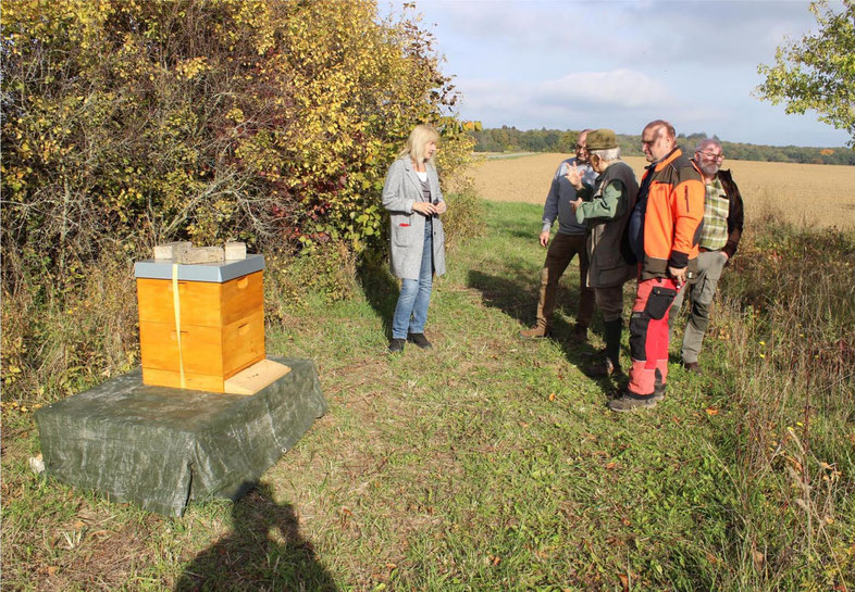 Dina Herzog mit dem neuen Bienenstock am Gringpfuhl. Foto: NABU/Th. Hoffmann
