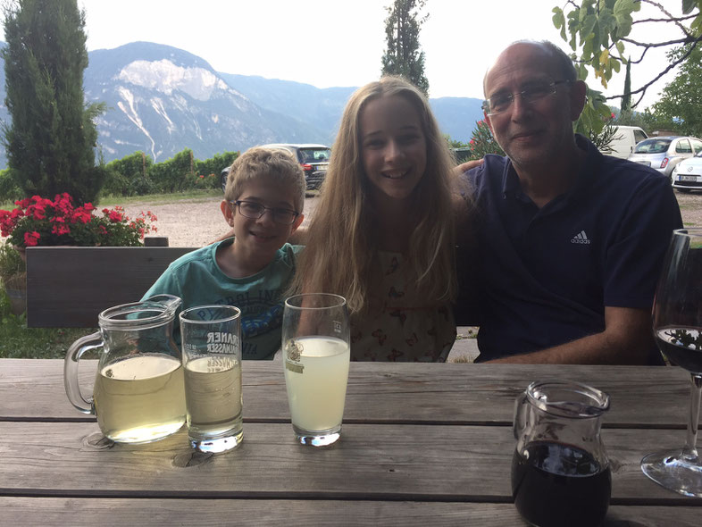 Buschenschank Santlhof in Hofstatt im Südtiroler Unterland. Wunderbare bodenständige Küche in herrlicher Kulisse