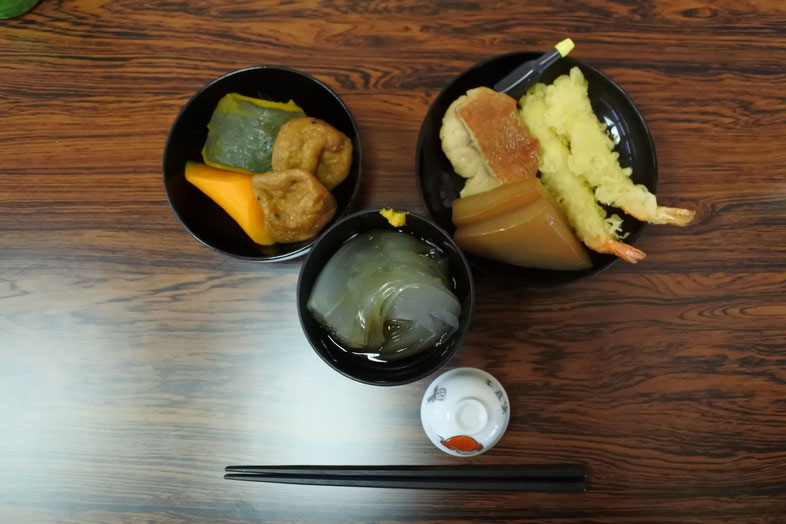 煮物、がんもどき、煮魚、こんにゃく、てんぷら、ところてん、昔からのお斎です。
