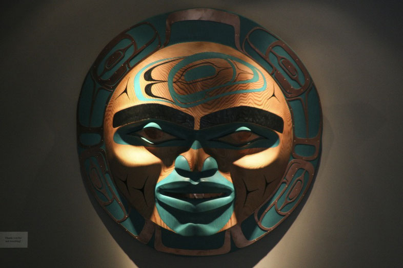 Das Kunstwerk eines kanadischen Westküsten-Indianers strahlt etwas Geheimnisvolles aus.