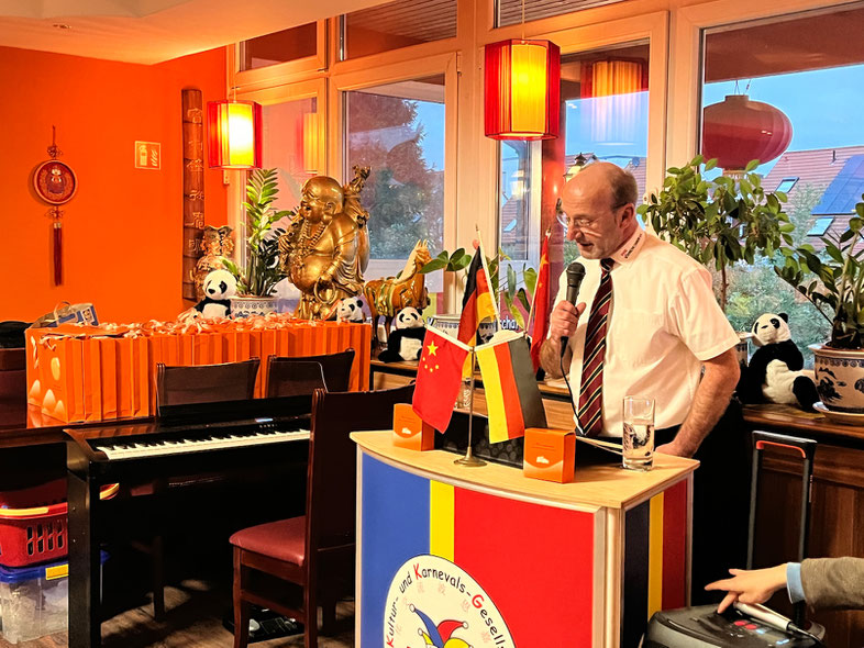 Eröffnung und Grußworte Zu Beginn der Feier begrüßte der Vorsitzende des Vereins, Herr Zöllner, die Gäste mit einer herzlichen Ansprache und dankte ihnen für ihre Anwesenheit. Er wünschte allen einen stimmungsvollen und unvergesslichen Abend.