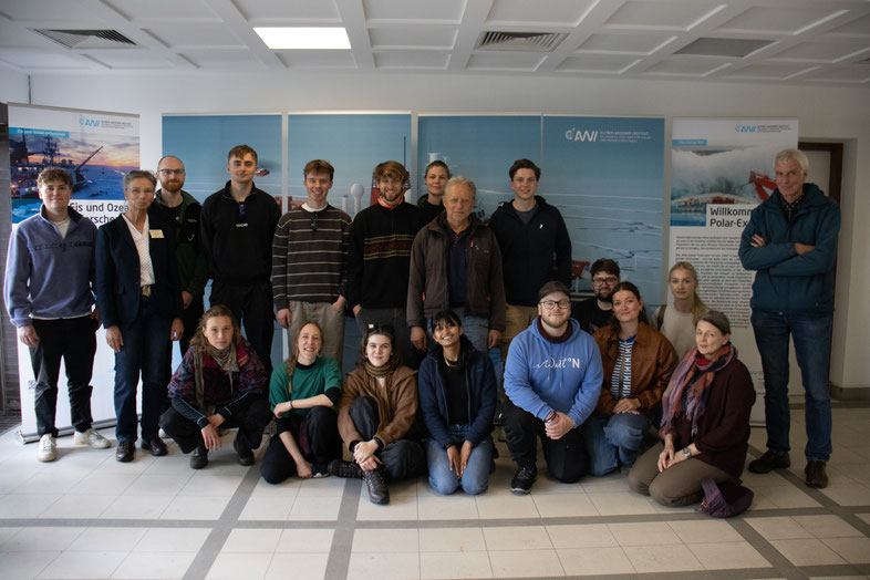 Gruppenfoto, dass 19 Menschen zeigt.