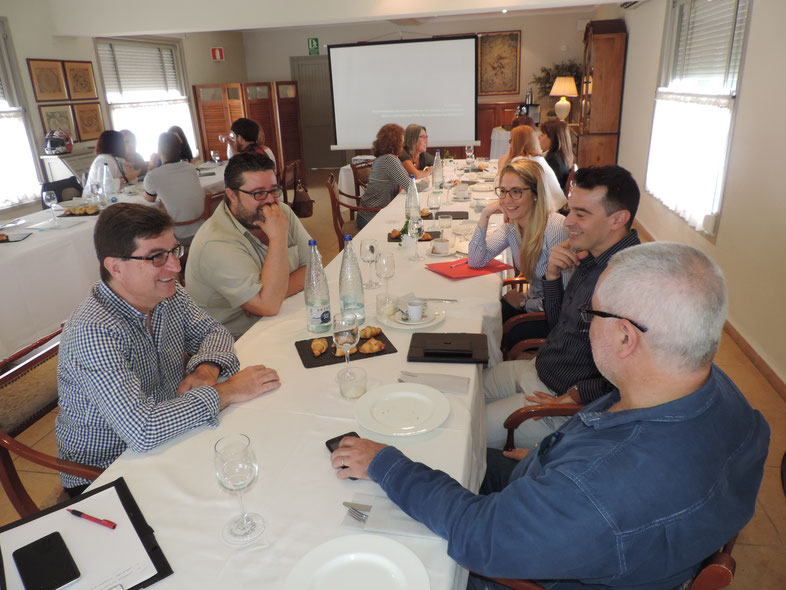 Bati Bordes, del Marino Rotes, junto a otros empresarios, intercambiando opiniones durante la formación