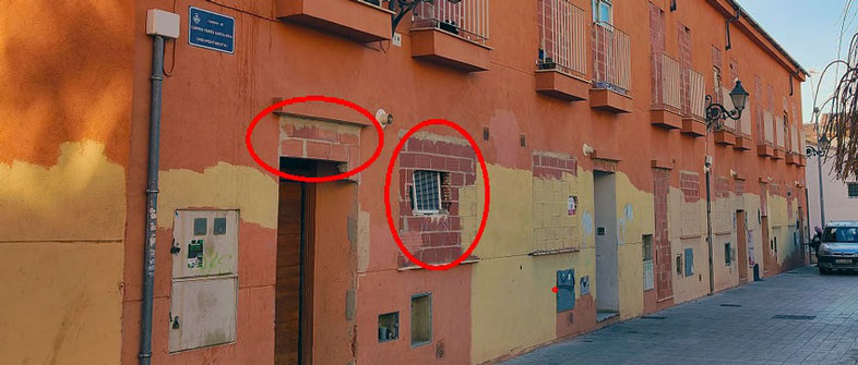 Cuando se tira a golpes la  pared que protege la puerta el ruido se oye por todo el barrio y nadie hace nada. Y de esto se aprovechan los okupas que son muy violentos y así por el miedo evitar que les denuncien.