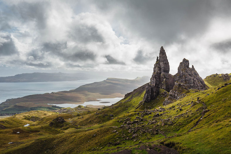 Old Man of Storr mit Landschaftspanorama der Isle of Skye in Schottland