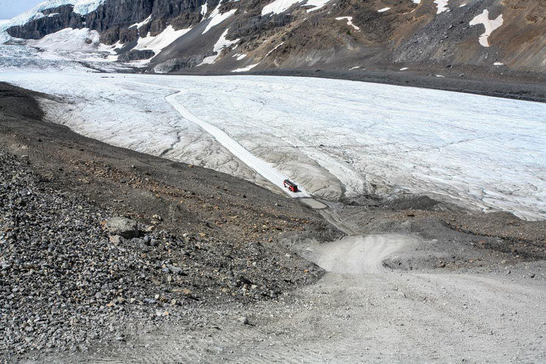 Der Fahrweg führt von einer Seitenmoräne steil hinunter zur Gletscherzunge.
