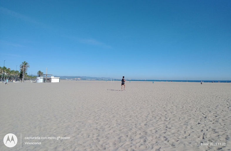 La Playa de la Malvarrosa, es una playa completa, accesible y con mucha vida, perfecta para disfrutar del mar y la oferta gastronómica valenciana, con todos los servicios a tu alcance.