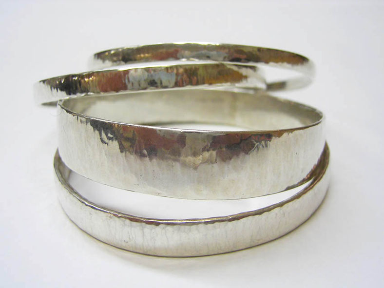 Formschöne handgefertigte Armreifen, Armspangen und Armbänder in Sterlingsilber