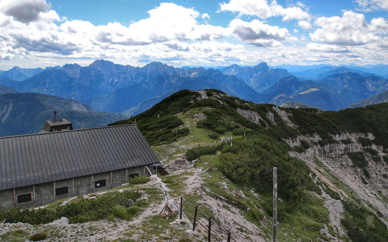 Blick über den Westgipfel in die Bergwelt der Julischen Alpen. In der Bildmitte war ursprünglich ein Teil des General Electric AN / FPS-88 Radars montiert.
