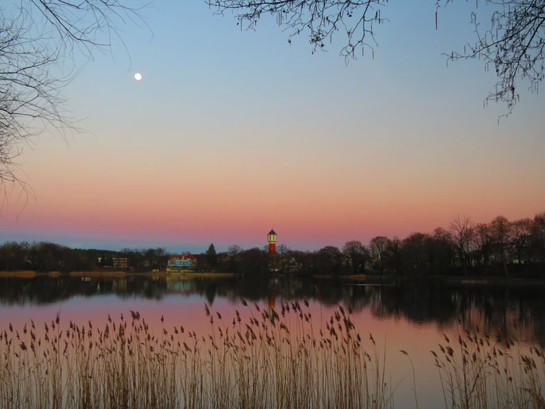 Glambecker See Neustrelitz Wasserturm am Abend