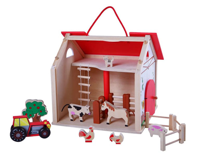 Im Paket Woody ist enthalten ein grosser Bauernhof mit einem Traktor, ein Baum, ein Pony, eine Kuh, zwei Hühner, ein Schwein, eine Katze und drei Zäune.
