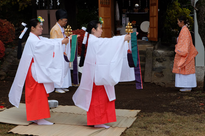 巫女舞の奉納  埼玉県飯能市平松天神社にて