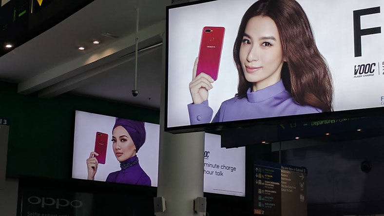 KLIA2に隣接したモールの巨大看板。同じスマホのPRです。後ろは有名なムスリムのタレント(手前の方は存じません・・・)