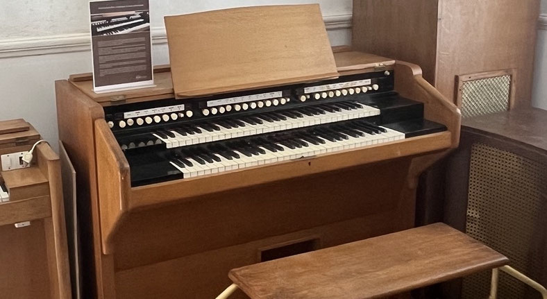Cet orgue a été offert par Nicolas Fougeron, d'Aulas.
