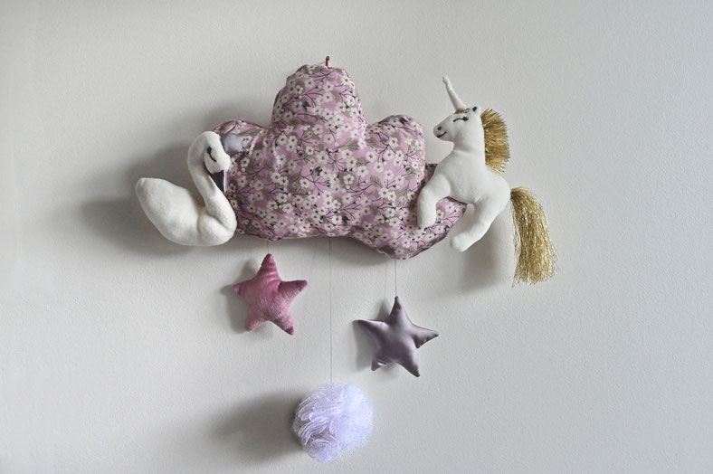 Décoration murale chambre bébé nuage cygne licorne étoile pompon Liberty Mitsi parme faite main l' Arche de Jessica