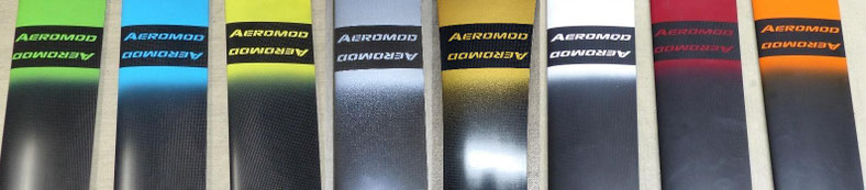 les extrémités des mats, un de chaque, présentent les 8 couleurs du wingfoil aeromod