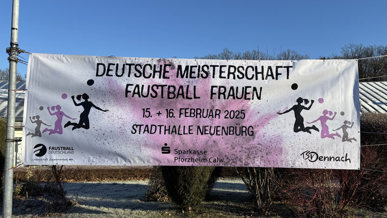 Der DM-Banner am Kreisel in Neuenbürg