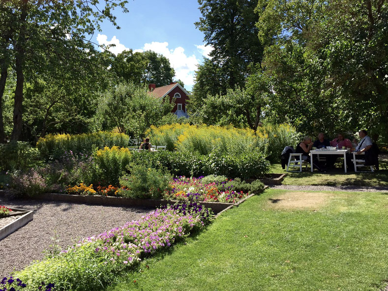 Ein märchenhafter Garten mitten in der Stadt. Kaffeepause im Krusenstiernska Garden