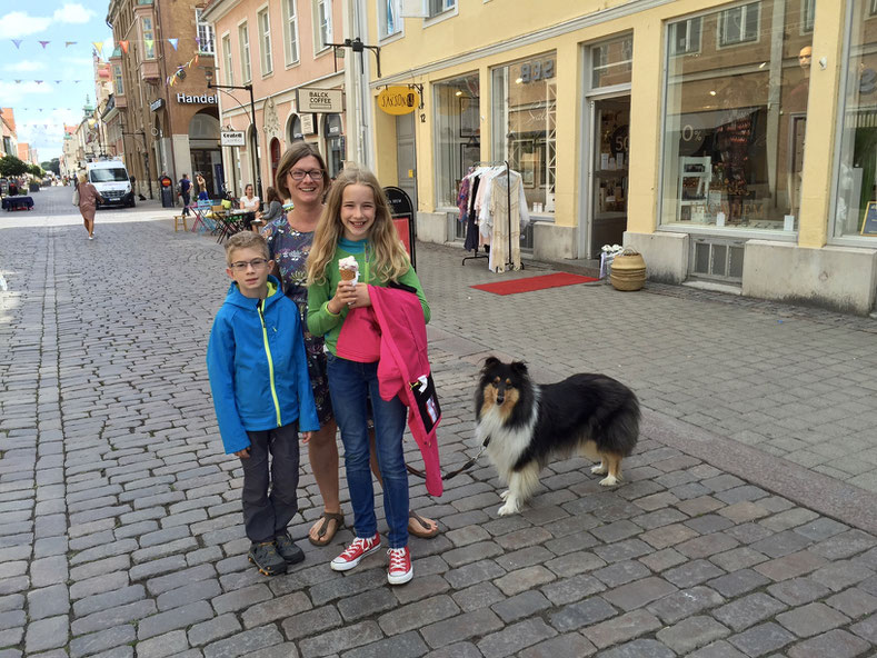 In Kalmars Innenstadt. Blaubeer-Käsekuchen-Eis und jede Menge netter Läden zum Bummeln