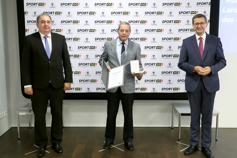 Sport-Landesrat Markus Achleitner (r.) zeichnete gemeinsam mit dem Vorsitzenden der Landessportorganisation, Präsident Erich Haider (l.), Anton Königsberger mit dem Titel „Konsulent“ aus.Foto: Land OÖ/Denise Stinglmayr