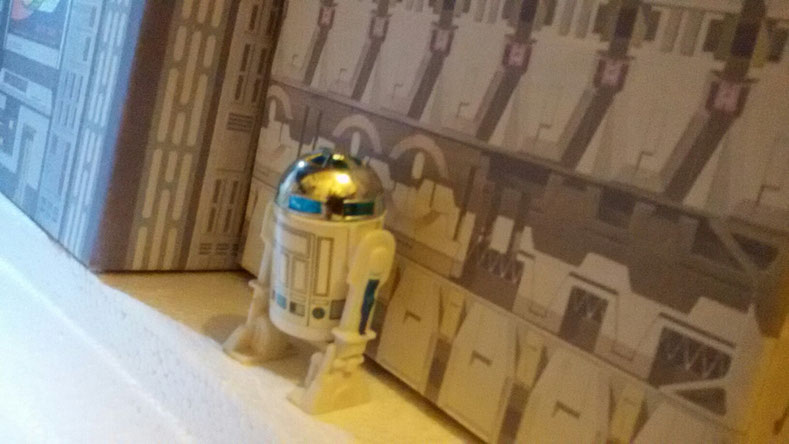 R2-D2 fährt irgendwo im Todesstern-Diorama herum.