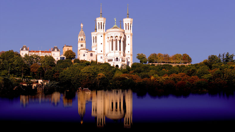 La Basilique de Fourvière avec son reflet sur la colline du vieux Lyon.