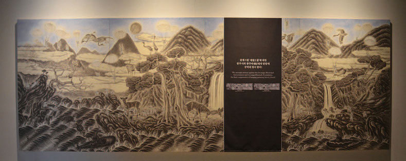 検閲に抗議し、作品にメッセージを貼り付けた洪成旻の《Asian Forest- The Day》。 光州ビエンナーレ2014「特別展」、韓国。