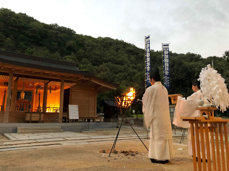 総社宮拝殿の前で大祓の人形を燃す武部宮司と難波氏