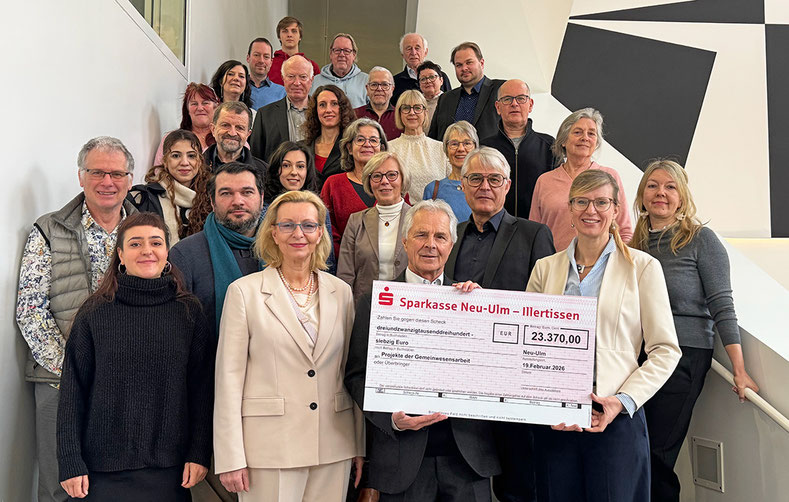 Gruppenfoto mit den Vertreterinnen und Vertretern der geförderten Projekte sowie den Mitgliedern des Stiftungsvorstandes