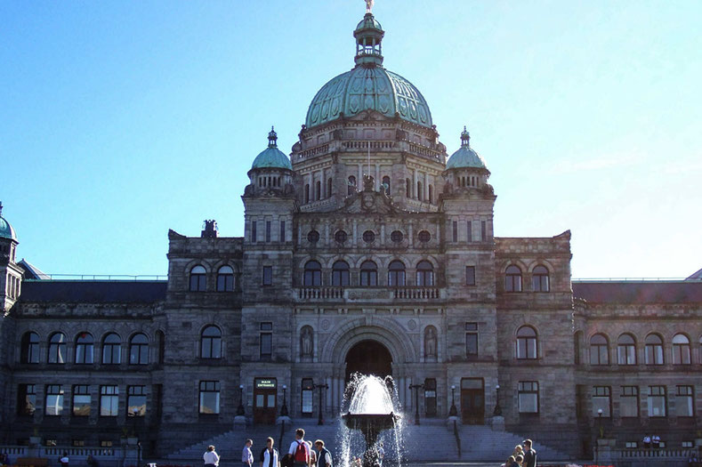 Victoria wurde 1843 von britischen Siedlern gegründet. Erst 1898 begann die politische Arbeit im neuerbauten British Columbia Parliament Building. 