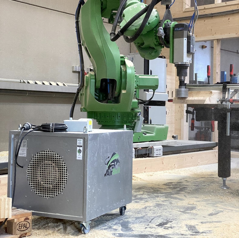AirMex Ansprechpartnerin – Beratung zur mobilen Hallenluftreinigung im Showroom Rosenheim