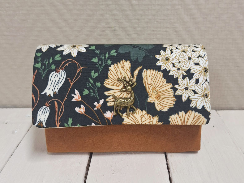 portefeuille compact moyen femme, fabrication artisanale française, faux cuir fauve effet daim, tissu vert forêt, agencement original