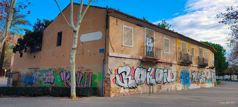 Entre altos y nuevos edificios, resiste en el barrio de Campanar el conjunto de la Alquería Tío Nel.lo, conocido como el "Xurro" que siguen en pie de manera milagrosa. 