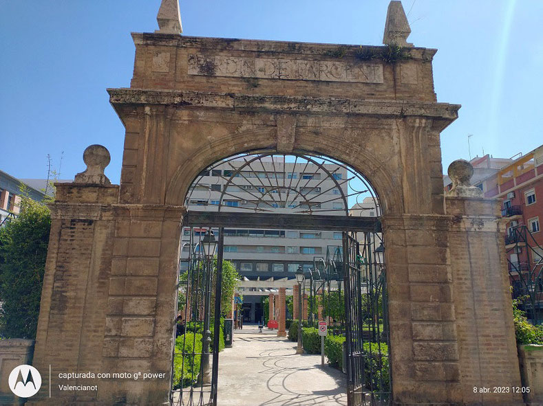 El antiguo Palacio del Conde de Parcent en Valencia, construido en el siglo XVII y remodelado en estilo neoclásico, fue uno de los edificios residenciales más lujosos y grandes de la ciudad. Calle Juan de Vilarrasa y Santa Teresa, hoy un jardín público.