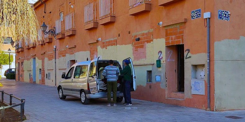 Aquí vemos como están descargando hierro, aluminio etc. han convertido unos adosados maravillosos en chatarrería y en almacenes para guarda toda su mierda.