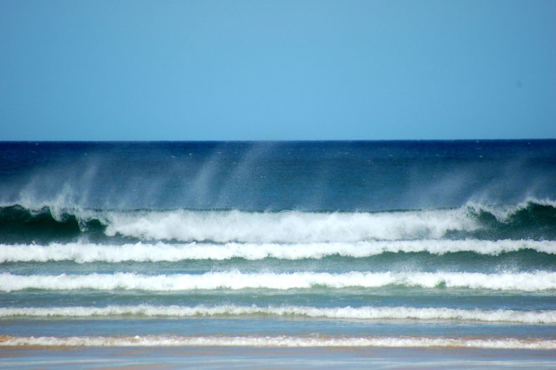 Wellen mit Gischt Ballyhlenan Bay