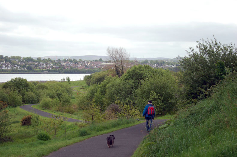 Spaziergang entlang dem Foyle Fluss