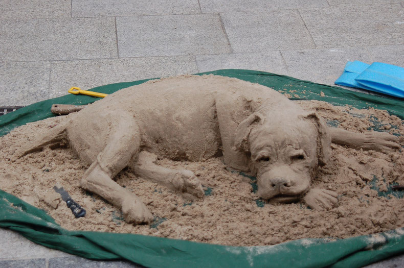 nicht auf - sondern aus Sand gebaut - Strassenkünstler in Dublin